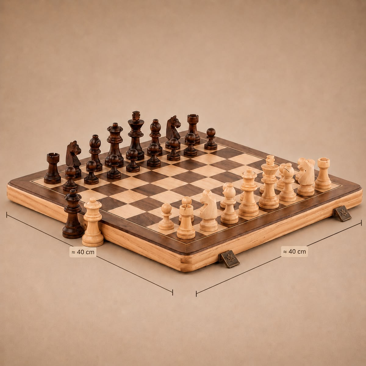 Tabuleiro de xadrez com a indicação das medidas de aproximadamente 40 cm por 40 cm